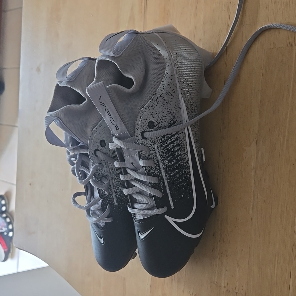 Nike Vapor Edge Pro 360 2 Football Cleats Size mens 8 (brand new without box)